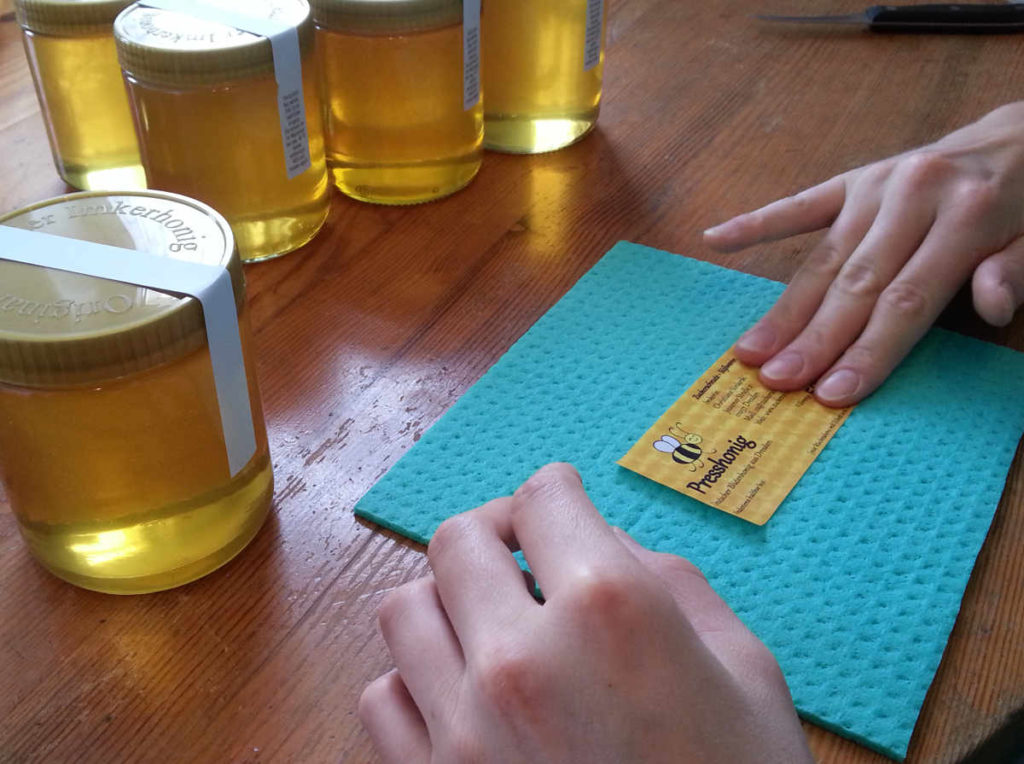 Das Etikett kommt auf das Glas Zuckerschnute Süßwaren